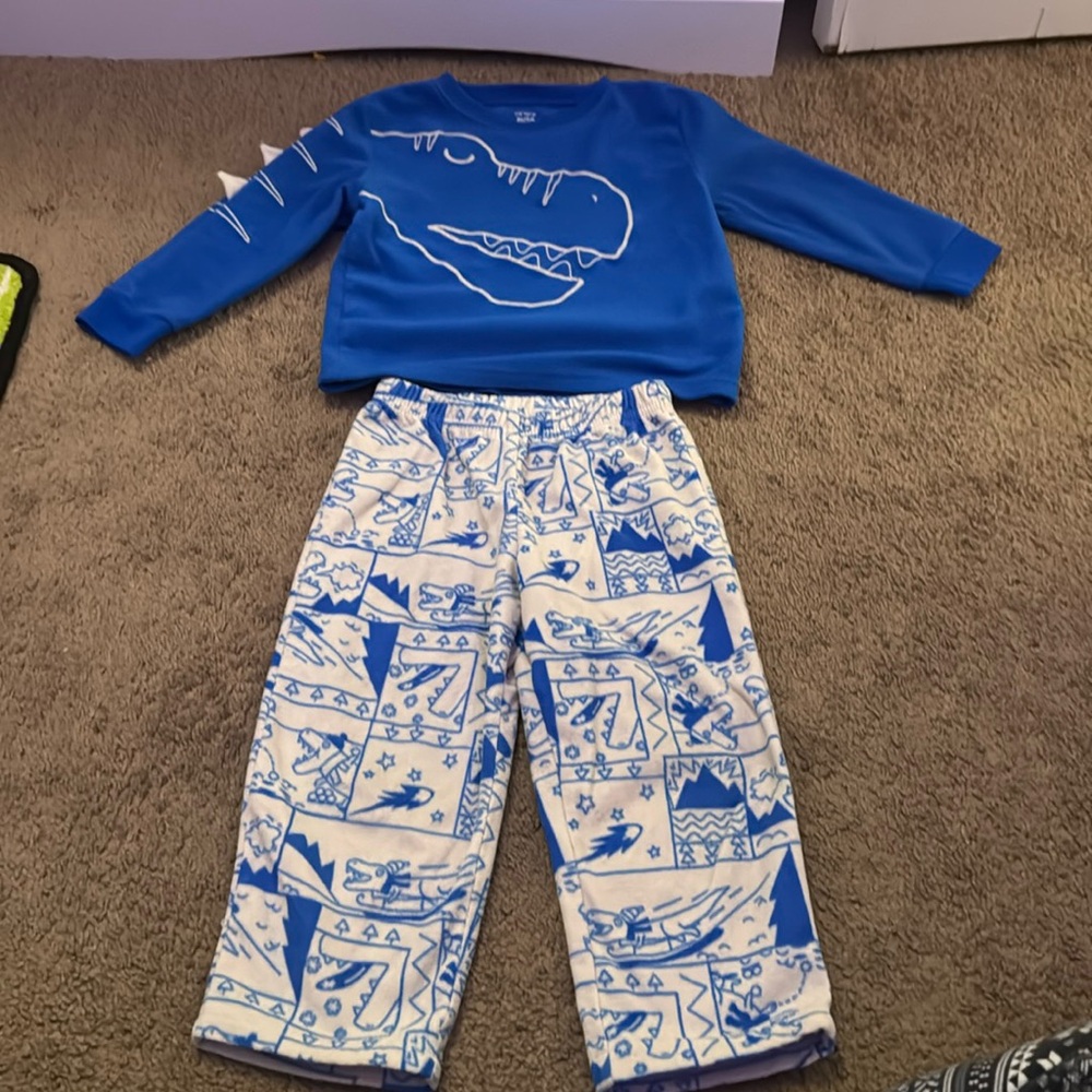 Carter’s Toddler boys dinosaur pajama set great condition size 3t